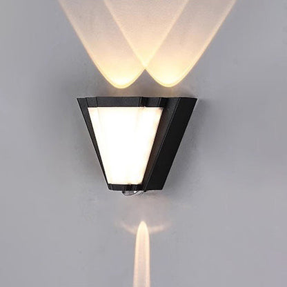 مصباح حائط LED مثلث الشكل مصنوع من الألومنيوم والأكريليك المقاوم للماء بتصميم عصري بسيط للفناء الخارجي 