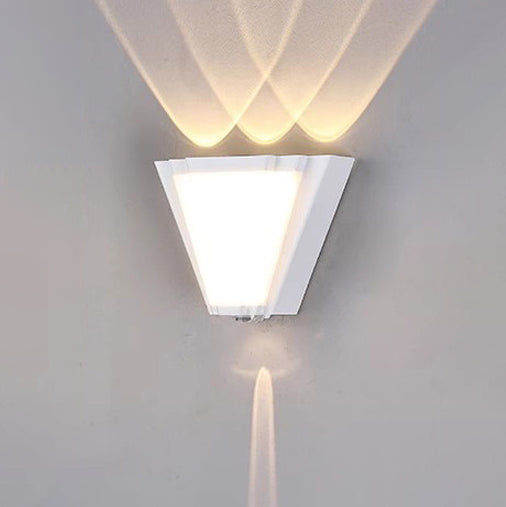 مصباح حائط LED مثلث الشكل مصنوع من الألومنيوم والأكريليك المقاوم للماء بتصميم عصري بسيط للفناء الخارجي 