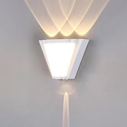 مصباح حائط LED مثلث الشكل مصنوع من الألومنيوم والأكريليك المقاوم للماء بتصميم عصري بسيط للفناء الخارجي 