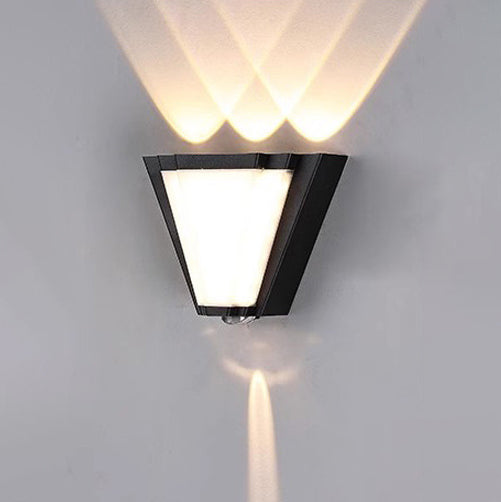 مصباح حائط LED مثلث الشكل مصنوع من الألومنيوم والأكريليك المقاوم للماء بتصميم عصري بسيط للفناء الخارجي 