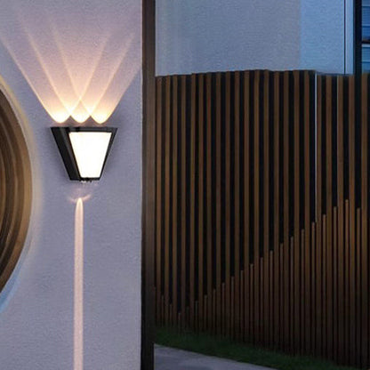 مصباح حائط LED مثلث الشكل مصنوع من الألومنيوم والأكريليك المقاوم للماء بتصميم عصري بسيط للفناء الخارجي 
