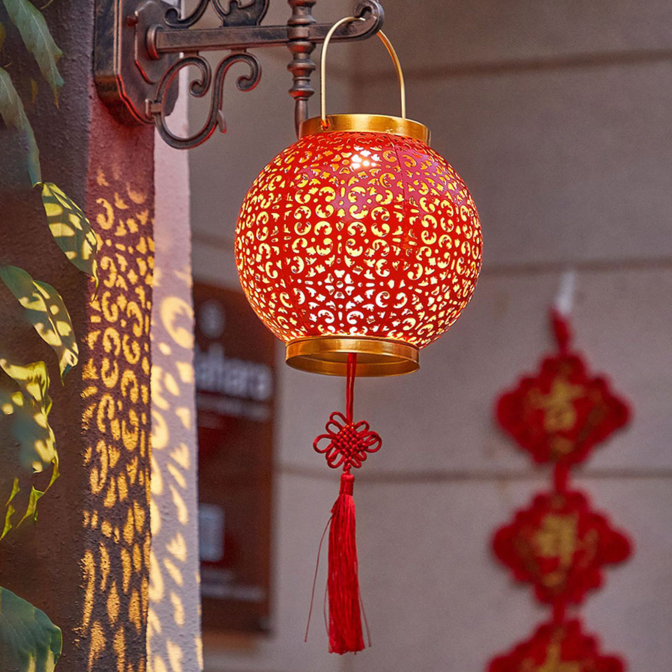 Traditional Chinese Solar Waterproof Iron Hollowed Lantern LED Outdoor Light Landscape Lighting For Garden