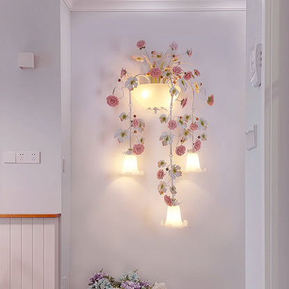 伝統的な農家風セラミックと鉄、ガラス、手作りの花柄ローズ5灯壁取り付け用ランプ（廊下用） 