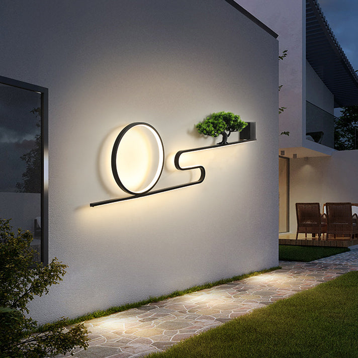 مصباح حائط LED دائري من الألومنيوم المقاوم للماء يعمل بالطاقة الشمسية بتصميم عصري من مادة البولي فينيل كلوريد لشجرة الصنوبر للفناء الخارجي 