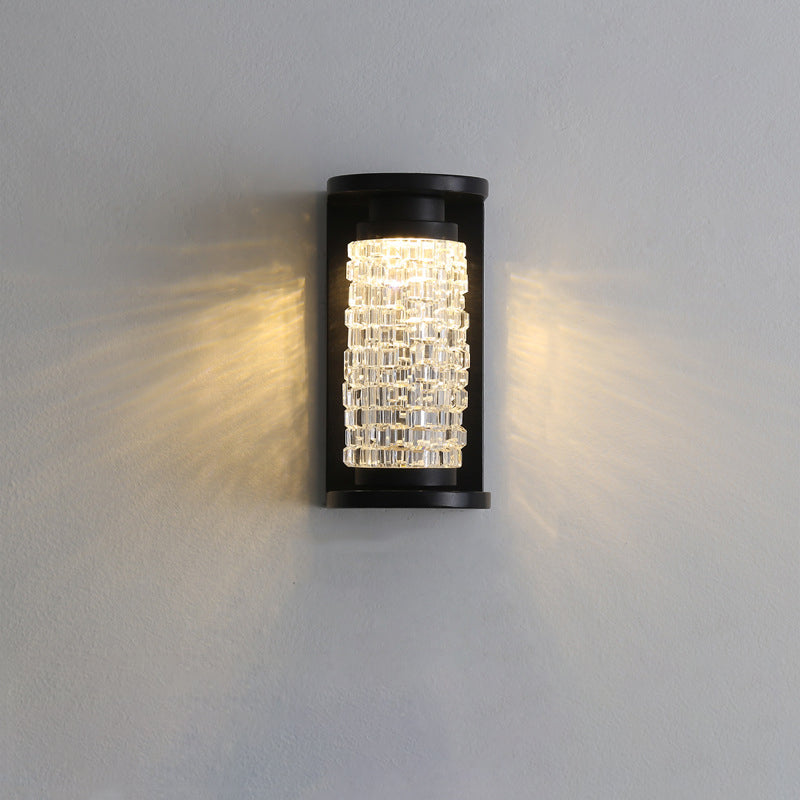 مصباح جداري LED أسطواني الشكل مصنوع من الفولاذ المقاوم للصدأ بتصميم عصري فاخر مقاوم للماء مصنوع من الكريستال الأكريليكي للفناء الخارجي 