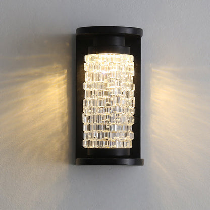 مصباح جداري LED أسطواني الشكل مصنوع من الفولاذ المقاوم للصدأ بتصميم عصري فاخر مقاوم للماء مصنوع من الكريستال الأكريليكي للفناء الخارجي 