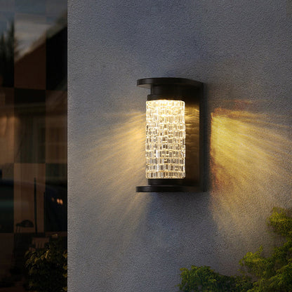 مصباح جداري LED أسطواني الشكل مصنوع من الفولاذ المقاوم للصدأ بتصميم عصري فاخر مقاوم للماء مصنوع من الكريستال الأكريليكي للفناء الخارجي 