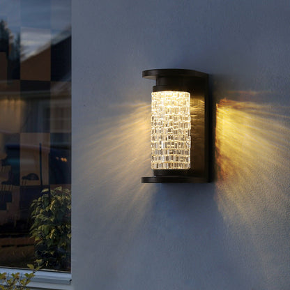 مصباح جداري LED أسطواني الشكل مصنوع من الفولاذ المقاوم للصدأ بتصميم عصري فاخر مقاوم للماء مصنوع من الكريستال الأكريليكي للفناء الخارجي 