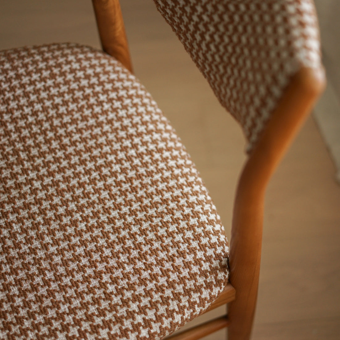 Traditional Vintage Ash Wood Multi-Ply Fabric Curved Dining Chair With Backrest For Dining Room