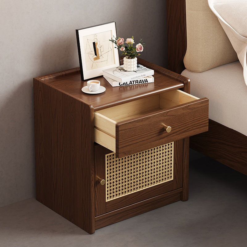 Moderner minimalistischer quadratischer Nachttisch mit Safe aus Gummibaumholz, Stahl und Rattan-Geflecht, 1 Schublade für das Schlafzimmer 
