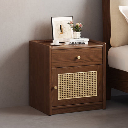 Moderner minimalistischer quadratischer Nachttisch mit Safe aus Gummibaumholz, Stahl und Rattan-Geflecht, 1 Schublade für das Schlafzimmer 