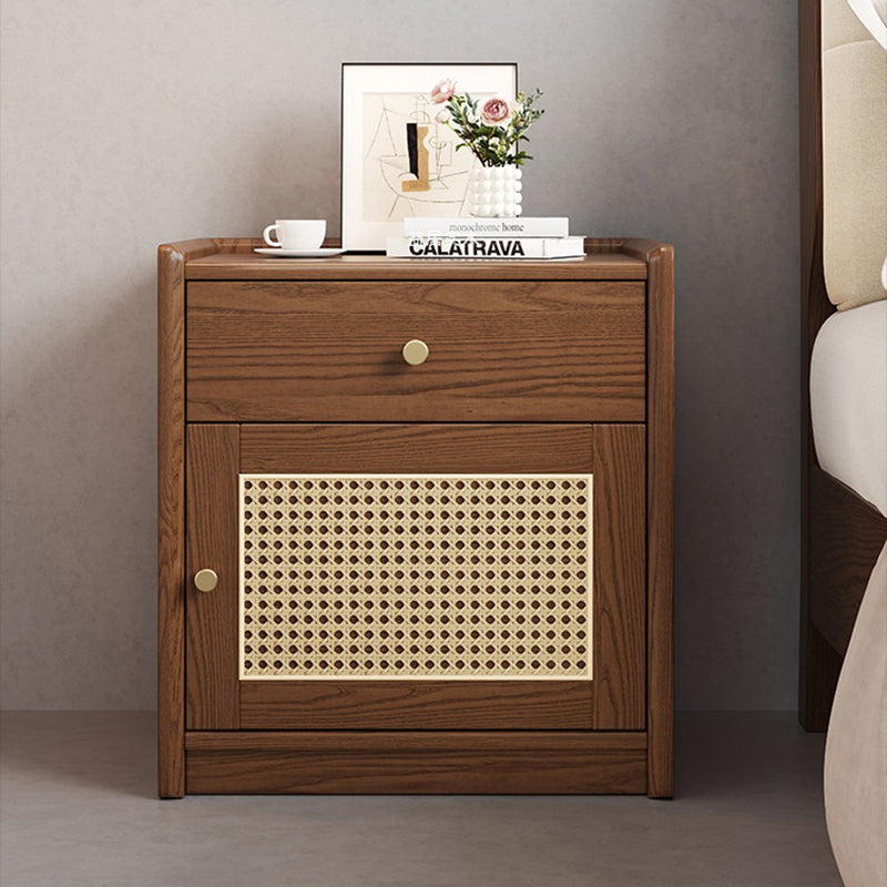 Moderner minimalistischer quadratischer Nachttisch mit Safe aus Gummibaumholz, Stahl und Rattan-Geflecht, 1 Schublade für das Schlafzimmer 