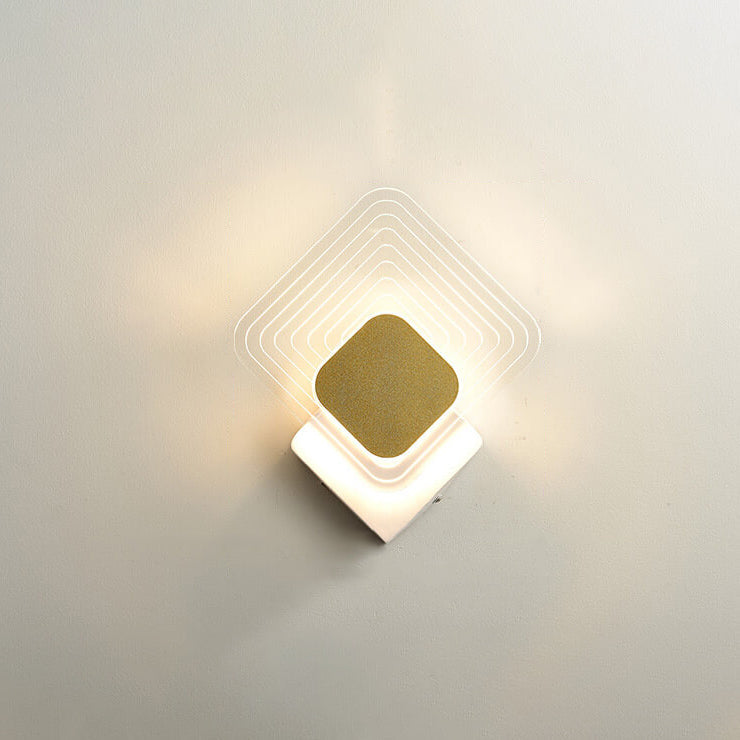 مصباح حائط LED هندسي من الأكريليك باللون الذهبي الفاخر بإضاءة عصرية 