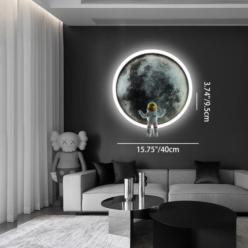 مصباح حائط LED دائري إبداعي معاصر على شكل رائد فضاء قمري مصنوع من الراتنج لغرفة النوم 