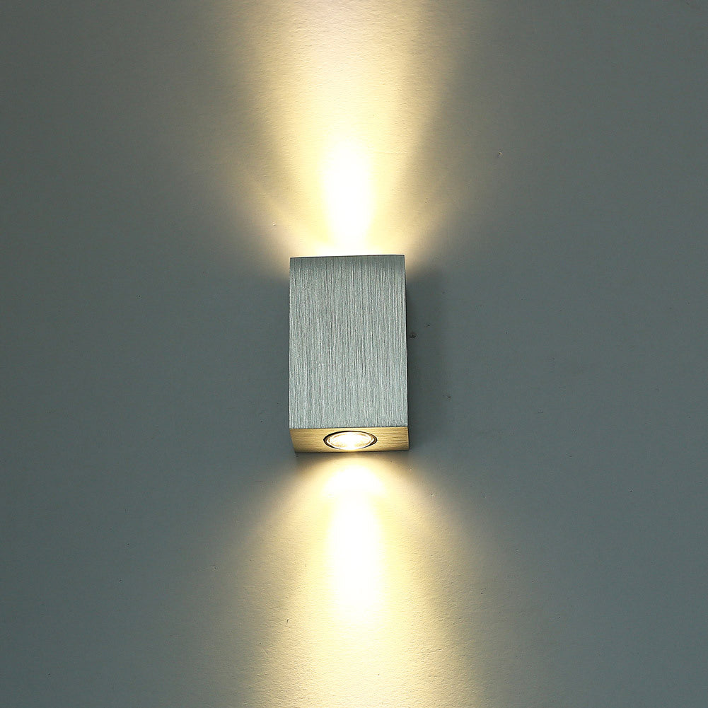 مصباح حائط LED مكعب من الألومنيوم المقاوم للماء بتصميم عصري وبسيط للفناء الخارجي 