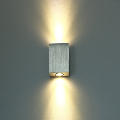 مصباح حائط LED مكعب من الألومنيوم المقاوم للماء بتصميم عصري وبسيط للفناء الخارجي 