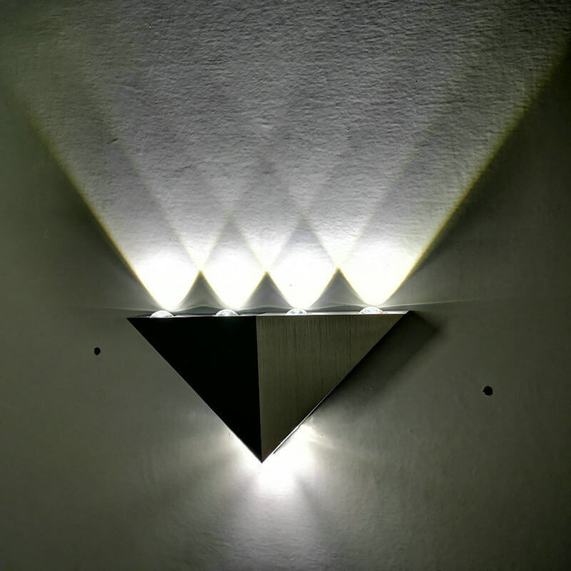 مصباح حائط LED بتصميم هرمي مثلثي من الألومنيوم والأكريليك بتصميم إبداعي حديث 