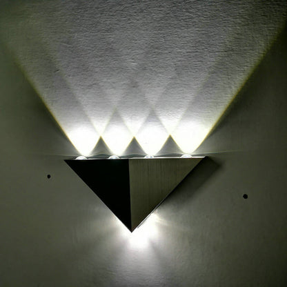مصباح حائط LED بتصميم هرمي مثلثي من الألومنيوم والأكريليك بتصميم إبداعي حديث 