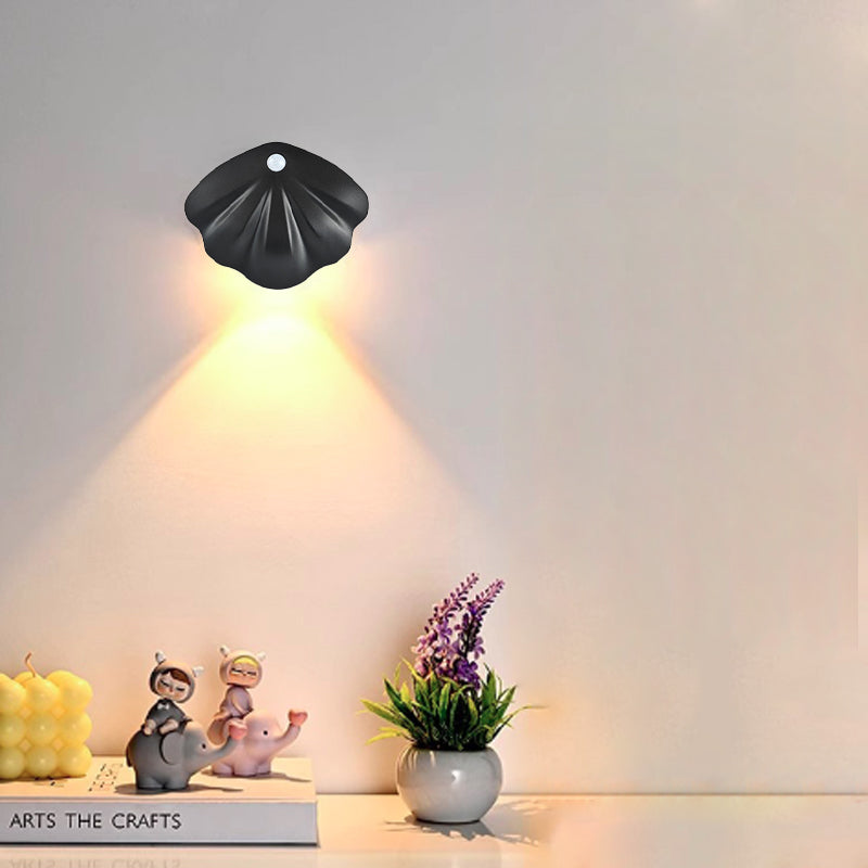 مصباح حائط LED قابل لإعادة الشحن مصنوع من مادة ABS بتصميم عصري وبسيط ومقاوم للماء للاستخدام في الفناء الخارجي