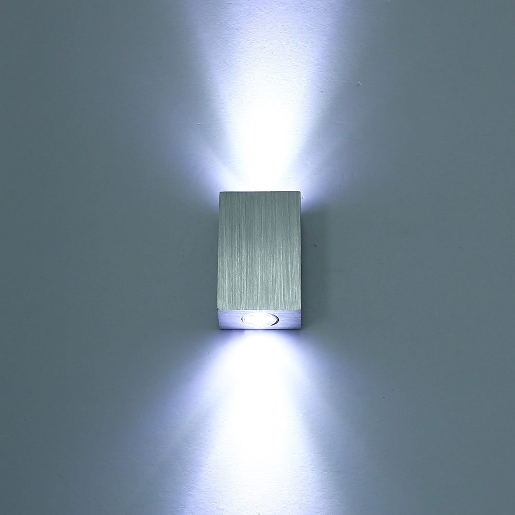 مصباح حائط LED مكعب من الألومنيوم المقاوم للماء بتصميم عصري وبسيط للفناء الخارجي 