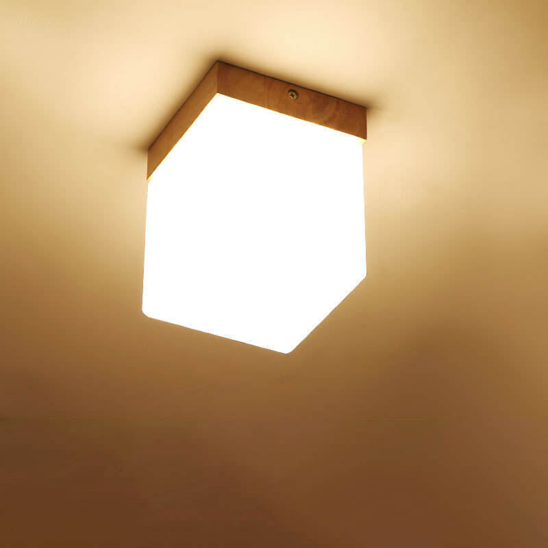 مصباح سقف دائري خشبي مربع الشكل بتصميم عصري بسيط، مزود بمصباح واحد، ومثبت بشكل شبه مسطح 