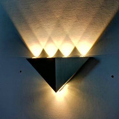 مصباح حائط LED بتصميم هرمي مثلثي من الألومنيوم والأكريليك بتصميم إبداعي حديث 