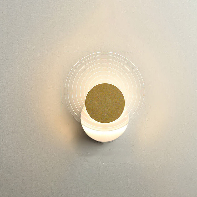 مصباح حائط LED هندسي من الأكريليك باللون الذهبي الفاخر بإضاءة عصرية 