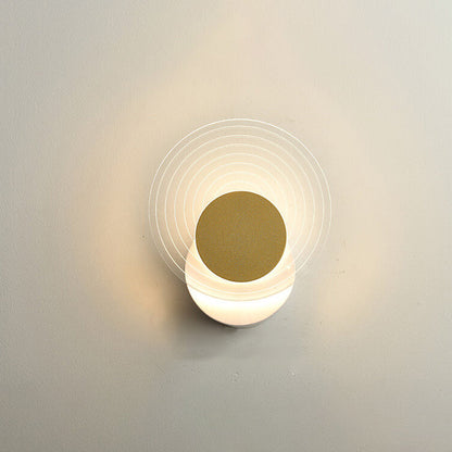 مصباح حائط LED هندسي من الأكريليك باللون الذهبي الفاخر بإضاءة عصرية 
