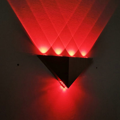 مصباح حائط LED بتصميم هرمي مثلثي من الألومنيوم والأكريليك بتصميم إبداعي حديث 