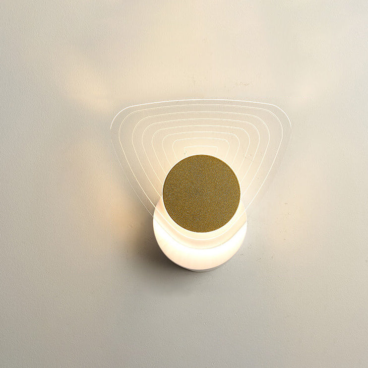 مصباح حائط LED هندسي من الأكريليك باللون الذهبي الفاخر بإضاءة عصرية 