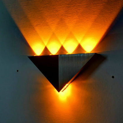 مصباح حائط LED بتصميم هرمي مثلثي من الألومنيوم والأكريليك بتصميم إبداعي حديث 