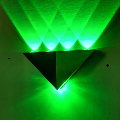 مصباح حائط LED بتصميم هرمي مثلثي من الألومنيوم والأكريليك بتصميم إبداعي حديث 