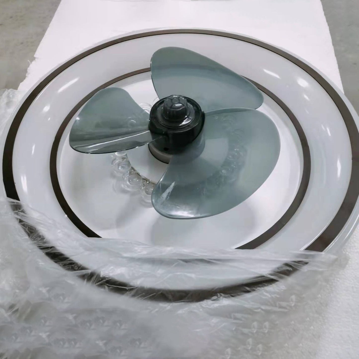 مروحة إضاءة LED خفيفة الوزن وحديثة من الأكريليك
