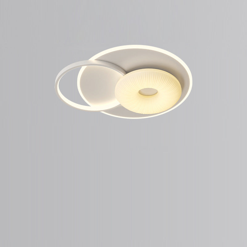 現代的な北欧風メタルPEラウンドフラワートライアングルLEDフラッシュマウントシーリングライト寝室用